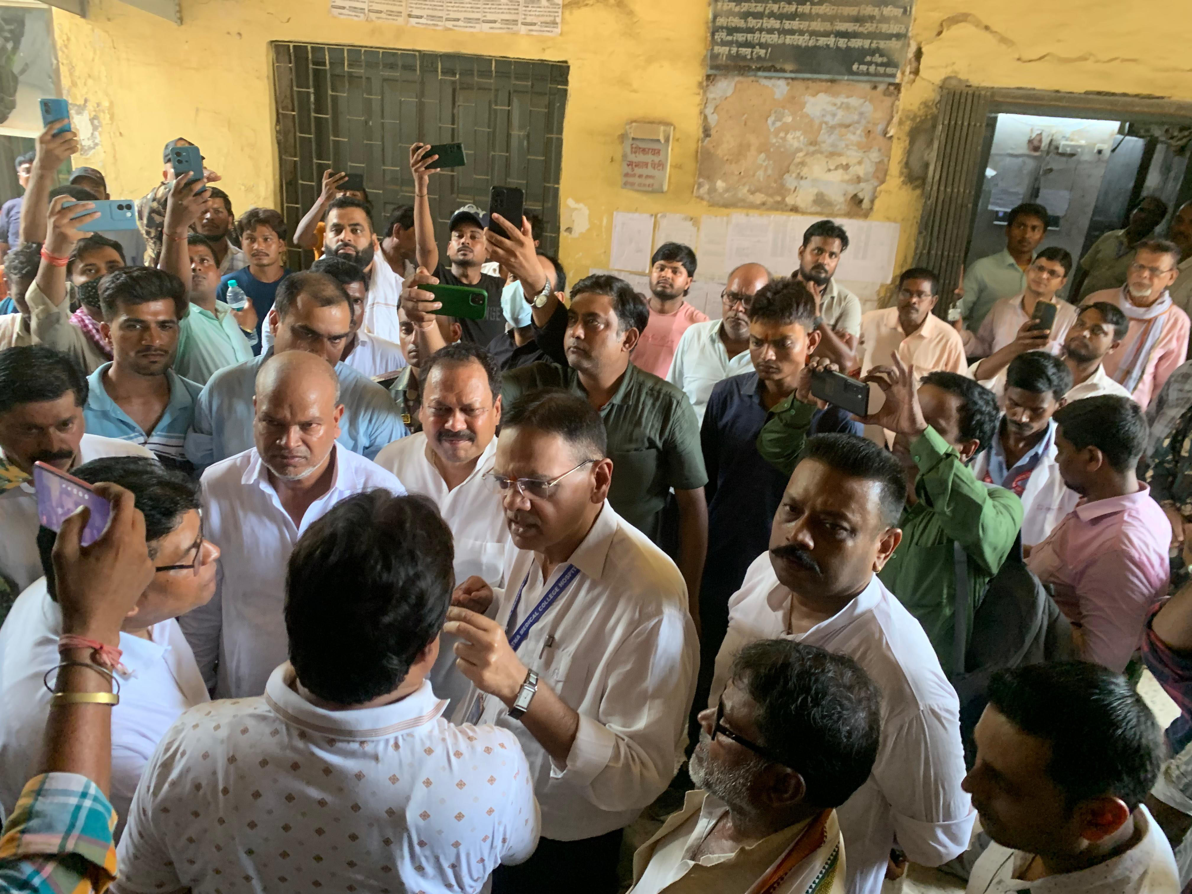 रेप पीड़िता का PMCH में इलाज नहीं होने पर बिहार प्रदेश कांग्रेस अध्यक्ष राजेश कुमार राम का अस्पताल परिसर में विरोध प्रदर्शन के बाद एडमिशन लिया। रेप पीड़िता का PMCH में इलाज नहीं होने पर बिहार प्रदेश कांग्रेस अध्यक्ष राजेश कुमार राम का अस्पताल परिसर में विरोध प्रदर्शन के बाद एडमिशन लिया।