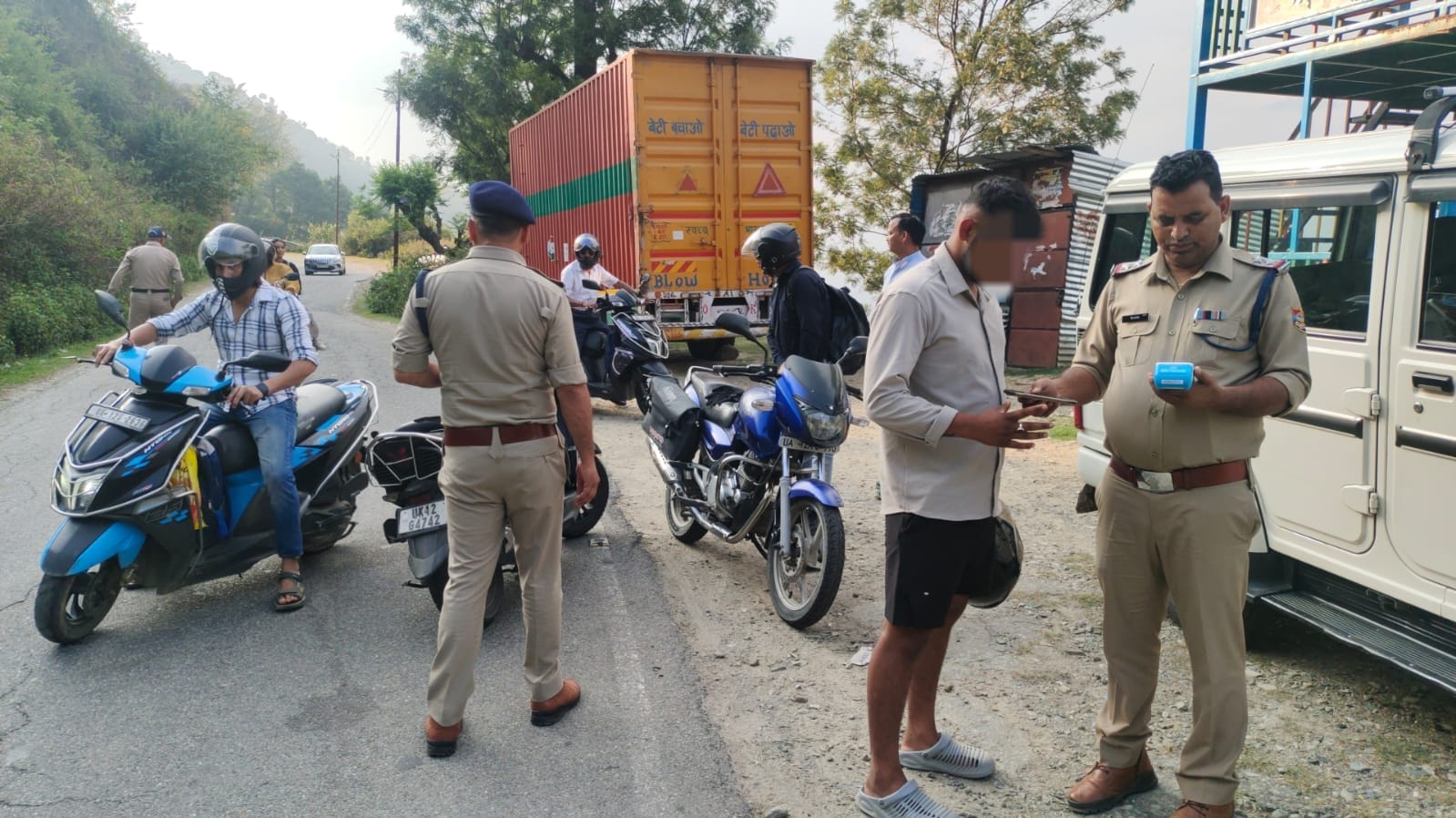 यातायात नियमों के उल्लंघन करने पर 167 चालकों का चालान
