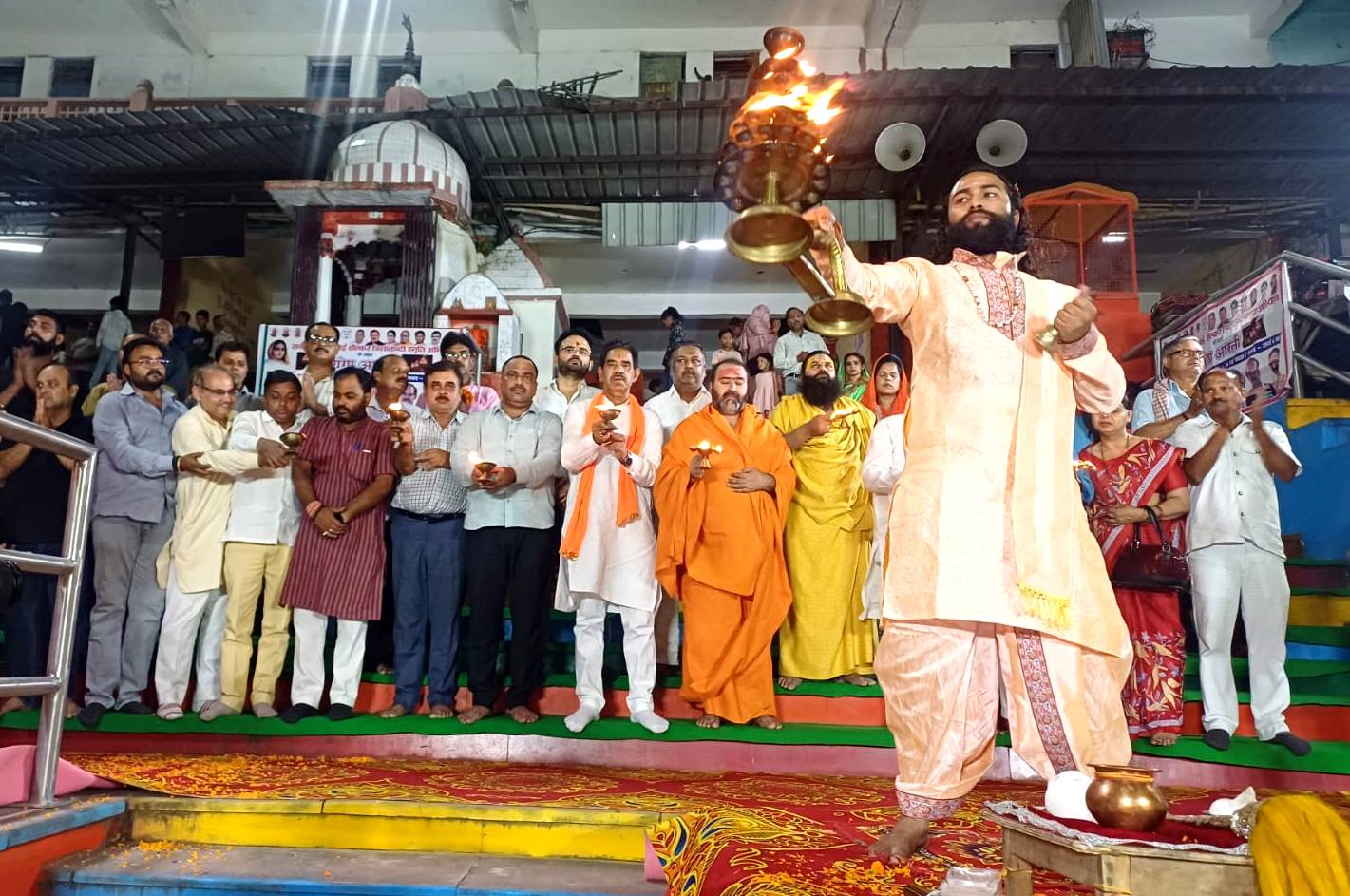 कानपुर में पुण्यश्लोक रानी अहिल्याबाई होलकर जन्म त्रिशताब्दी वर्ष स्मृति अभियान के अंतर्गत घाट साज सज्जा एवं आरती का छायाचित्र