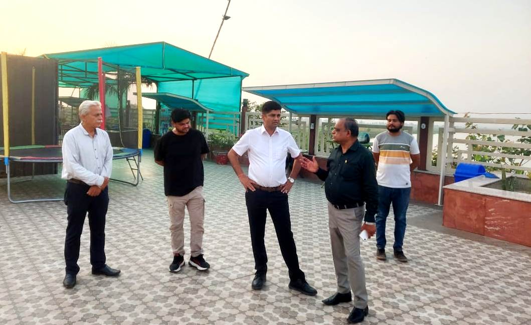 कानपुर में बोट क्लब के सचिव प्रशासन अपर जिलाधिकारी नगर डाक्टर राजेश कुमार तथा सचिव जल क्रीड़ा नीरज श्रीवास्तव ने बोट क्लब का निरीक्षण किया का छायाचित्र