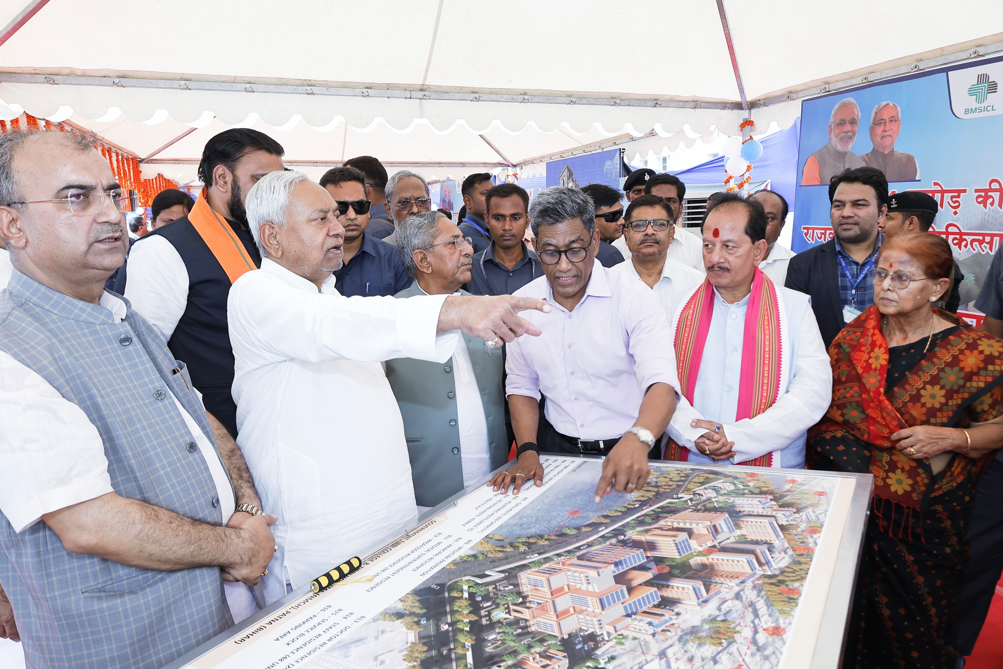 बिहार के मुख्यमंत्री नीतीश कुमार ने राजकीय तिब्बी कॉलेज एवं अस्पताल के निर्माण कार्य का शिलान्यास किया। बिहार के मुख्यमंत्री नीतीश कुमार ने राजकीय तिब्बी कॉलेज एवं अस्पताल के निर्माण कार्य का शिलान्यास किया।