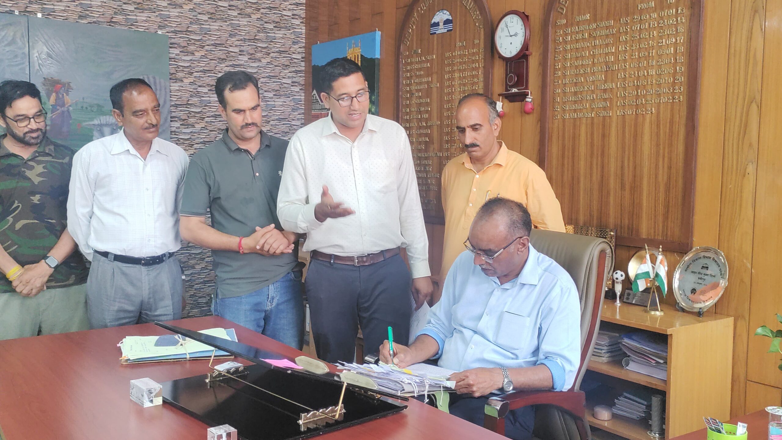 बमसन विकासखंड से आठ पंचायतों को अलग करने की योजना का विरोध
