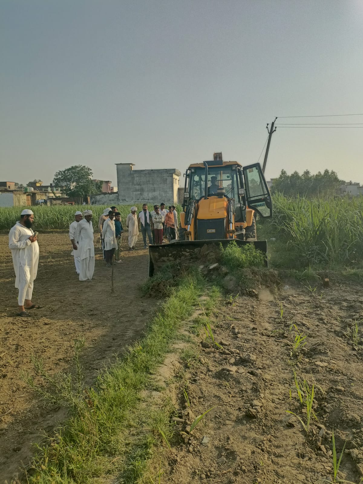 कब्ज हटाता बुलडोजर कब्ज हटाता बुलडोजर