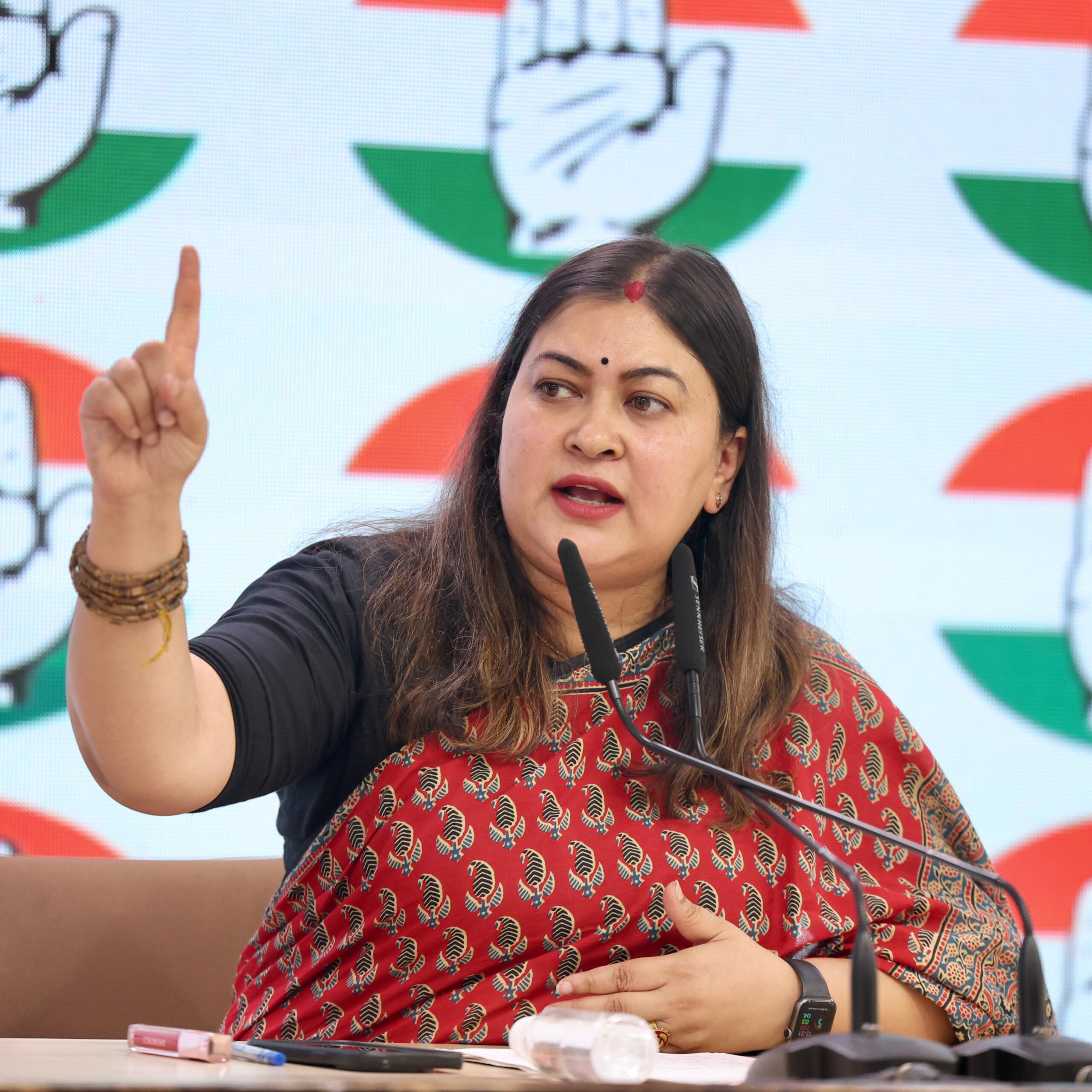 नई दिल्ली स्थित कांग्रेस मुख्यालय में गुरुवार को आयोजित प्रेस वार्ता में पार्टी के महासचिव एवं सांसद रणदीप सिंह सुरजेवाला और कांग्रेस प्रवक्ता डॉ रागिनी नायक।