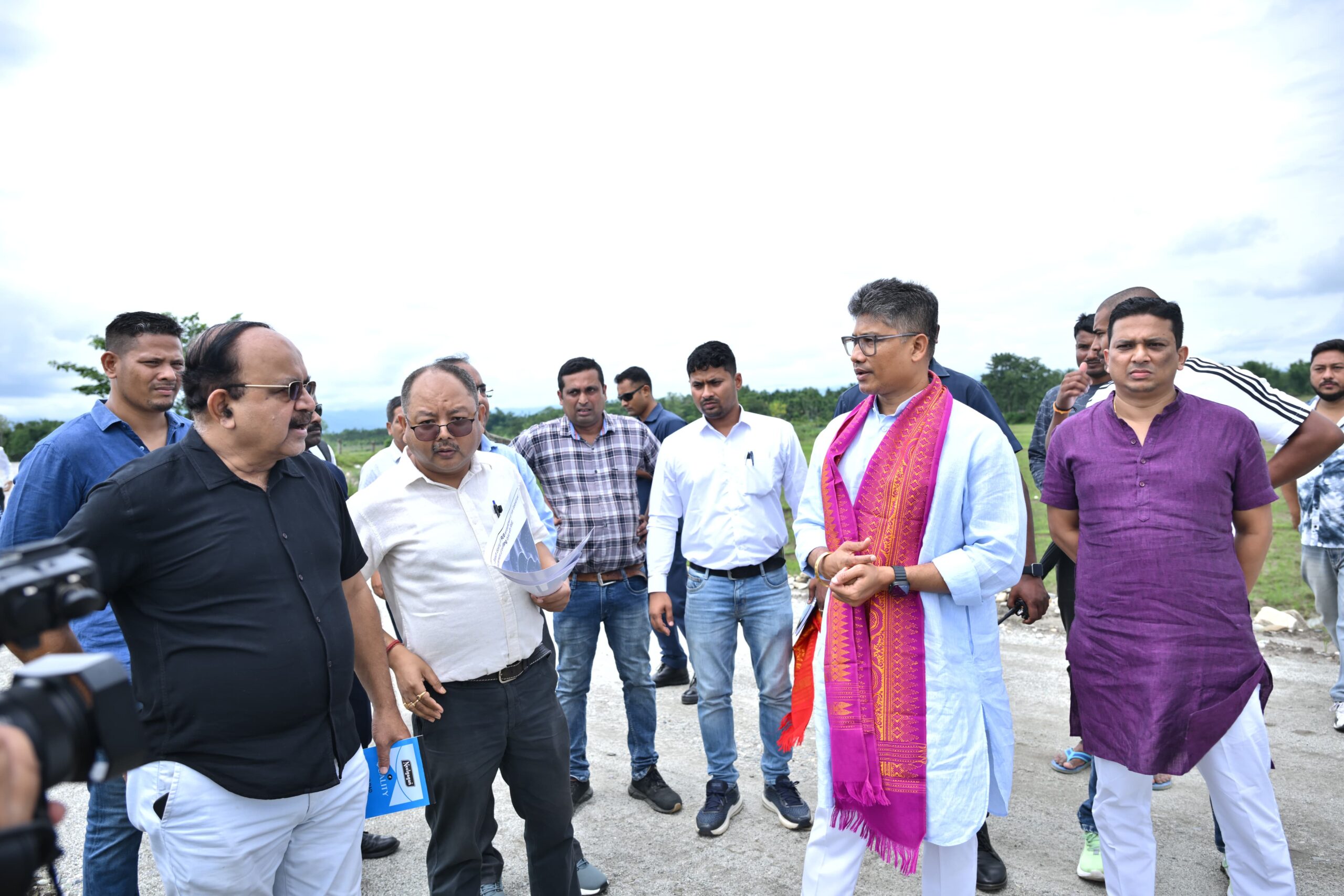 बाढ़ नियंत्रण कार्यों का जायजा लेने उदालगुड़ी पहुंचे मंत्री हज़ारिका