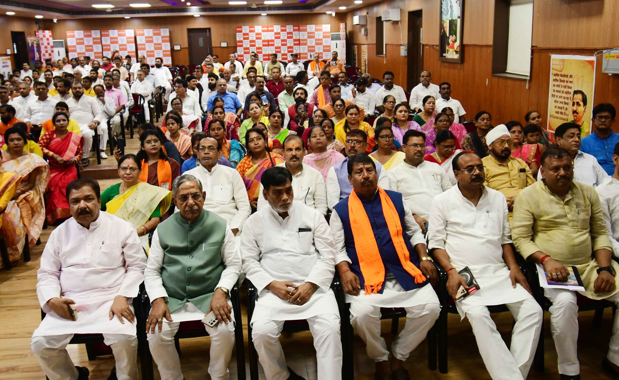बीजेपी ऑफिस में प्रधानमंत्री नरेन्द्र मोदी के मन की बात को सुनते पार्टी के नेता