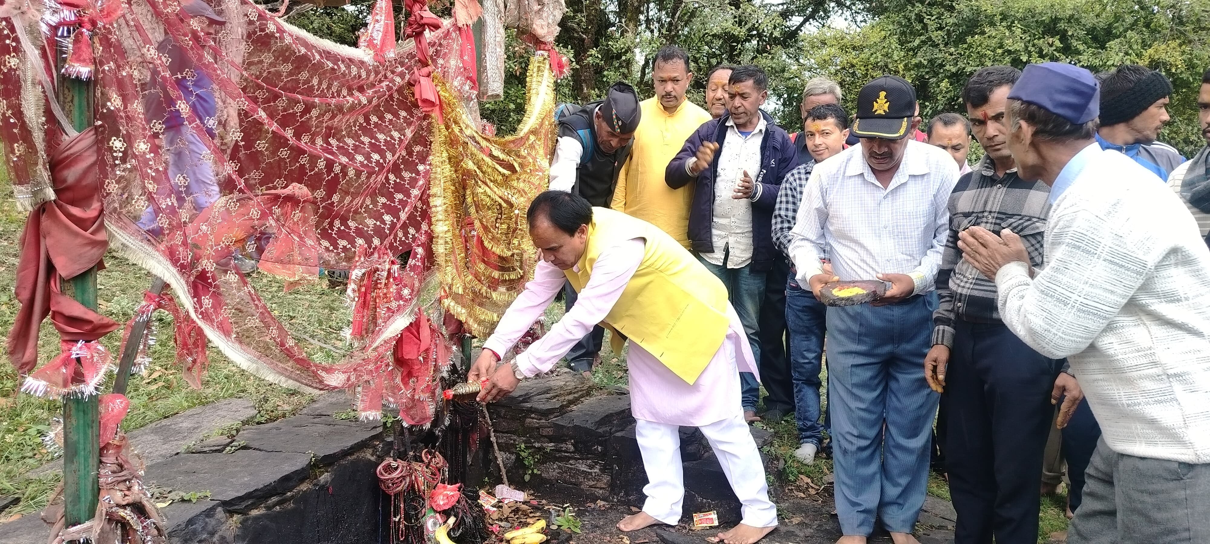 घड़ियाल देवता मंदिर मैं पूजा अर्चना करते डॉ रावत घड़ियाल देवता मंदिर मैं पूजा अर्चना करते डॉ रावत