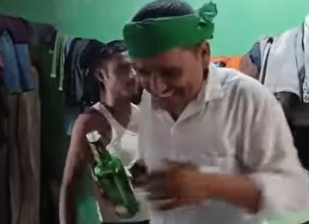 शराब के साथ पैक्स अध्यक्ष का डांस का वीडियो वायरल,पैक्स अध्यक्ष और होमगार्ड जवान गिरफ्तार