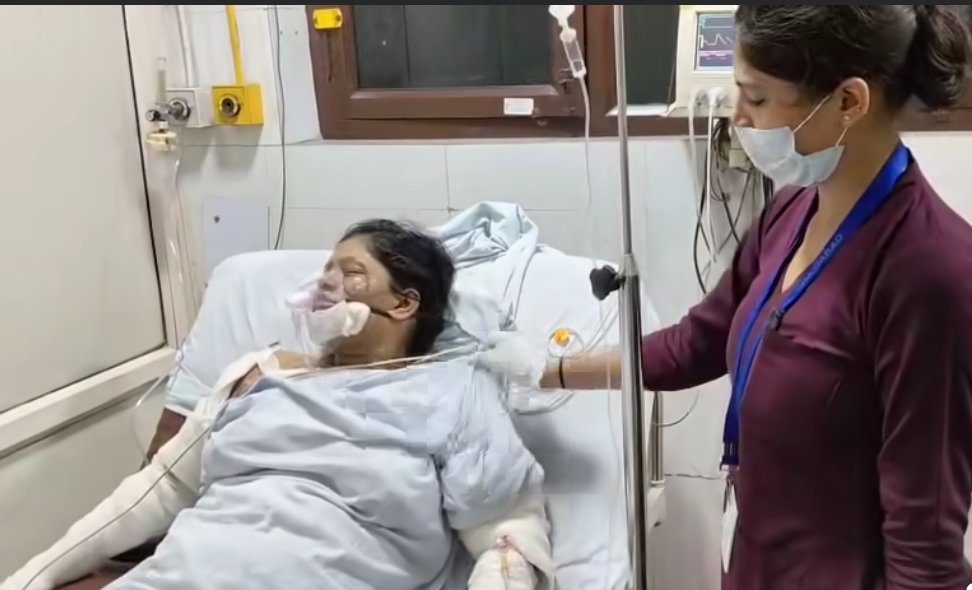 गाजियाबाद में पति ने सरेराह पत्नी पर तेजाब फेंका, लोगों ने पीटने के बाद पुलिस को सौंपा