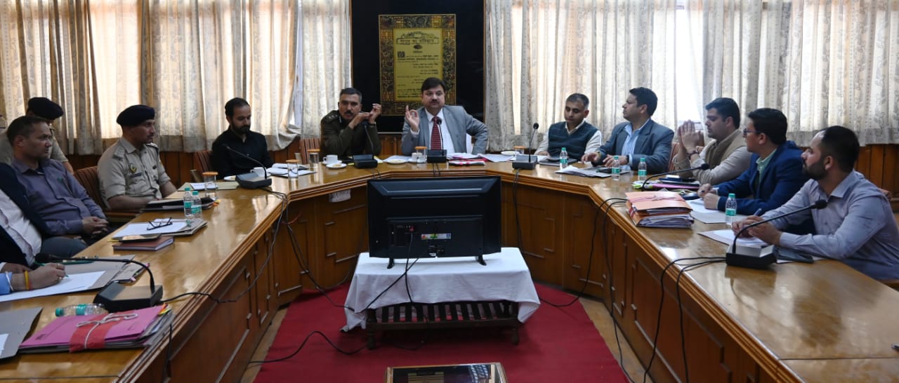 डीसी शिमला के अधिकारियों को निर्देश, नशा, अवैध खनन व शराब तस्करी के खिलाफ करें सख्त कार्रवाई
