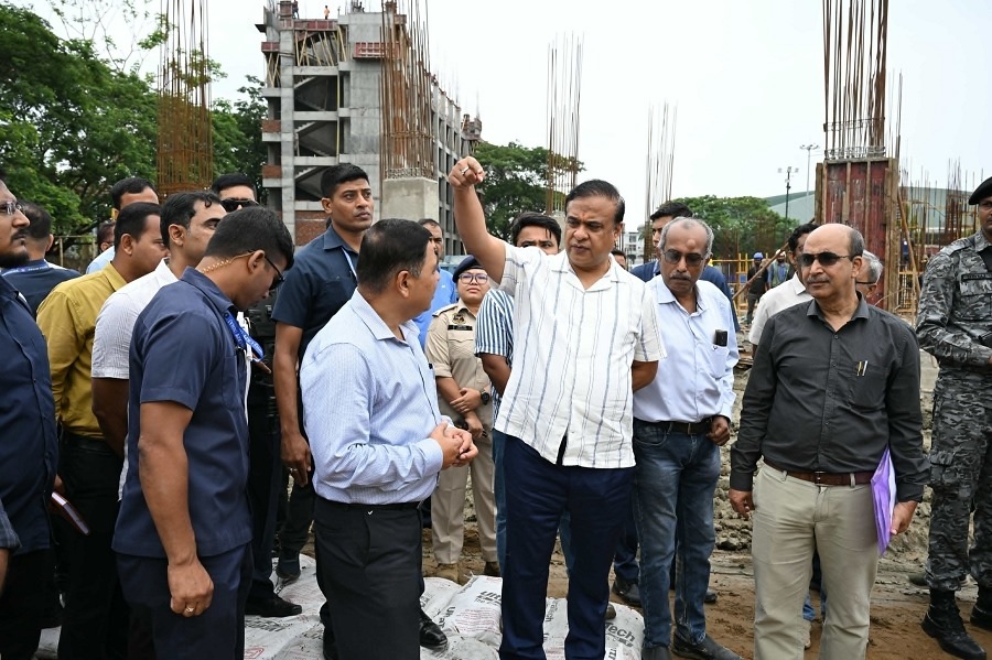 मुख्यमंत्री ने अमीनगांव में क्रिकेट स्टेडियम और स्विमिंग पूल के निर्माण की प्रगति का लिया जायजा