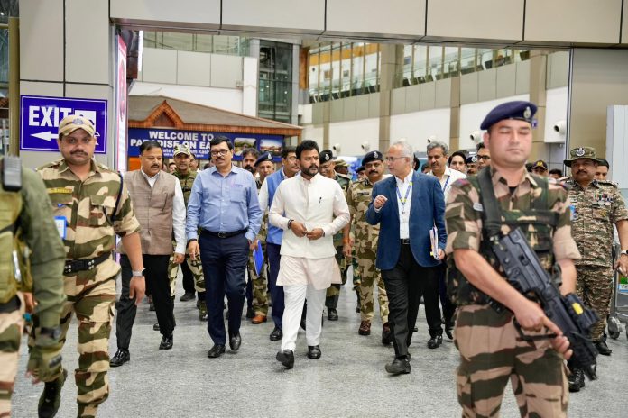 नागरिक उड्डयन मंत्री ने श्रीनगर और जम्मू हवाई अड्डों पर सुरक्षा व्यवस्था की समीक्षा की