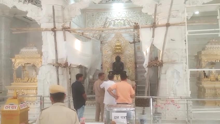 स्वस्ति धाम जैन मंदिर में भीषण चोरी, अज्ञात चोर ले उड़े लाखों रुपये के सोने-चांदी के आभूषण स्वस्ति धाम जैन मंदिर में भीषण चोरी, अज्ञात चोर ले उड़े लाखों रुपये के सोने-चांदी के आभूषण