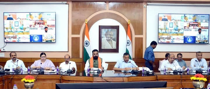 पुराना सचिवालय में योजना एवं विकास विभाग दवारा प्रगति यात्रा से सबंधित मामलों की समीक्षा मीटिंग करते उपमुख्यमंत्री सम्राट चौधरी