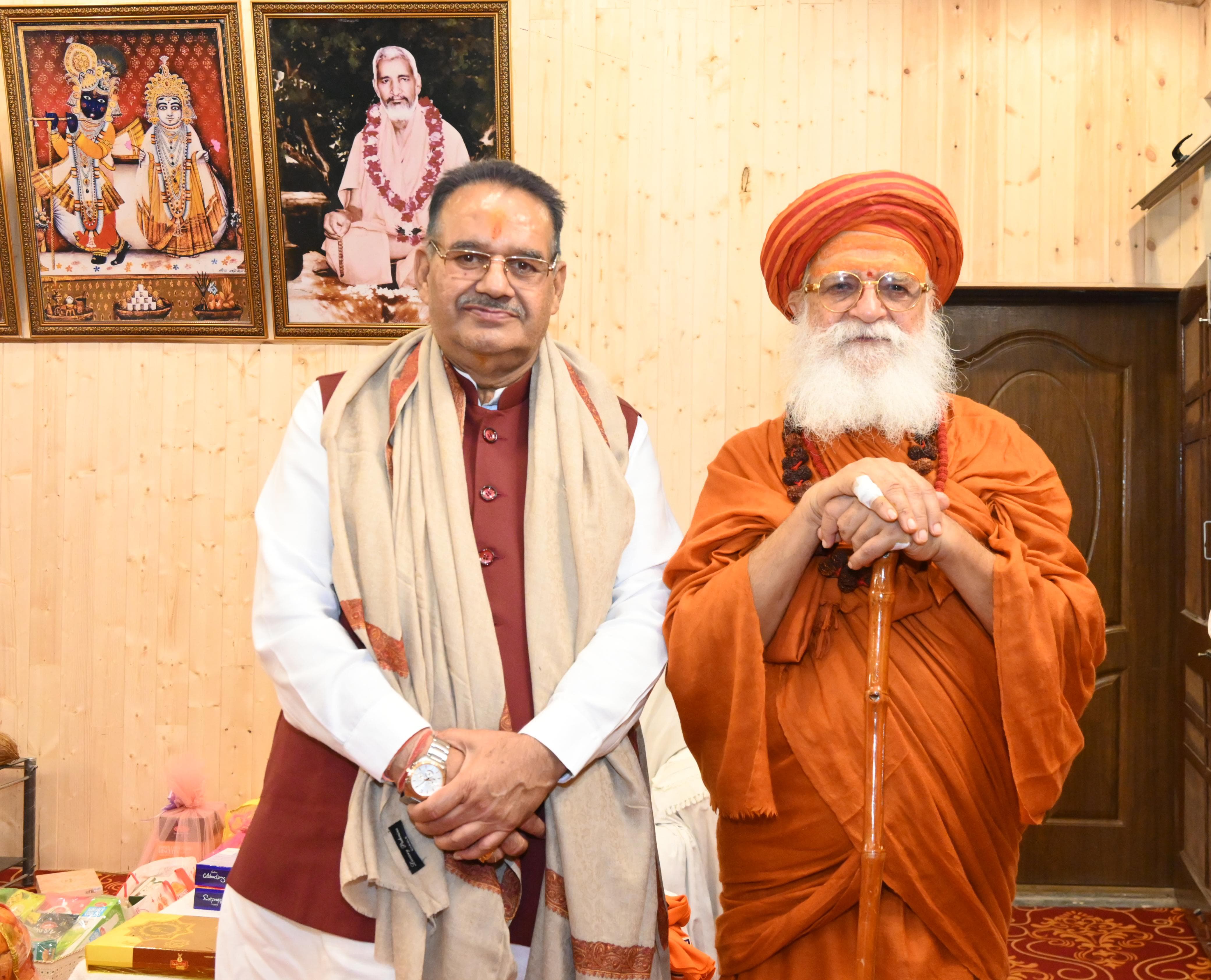 महाराज जी के साथ गणेश जोशी। महाराज जी के साथ गणेश जोशी।