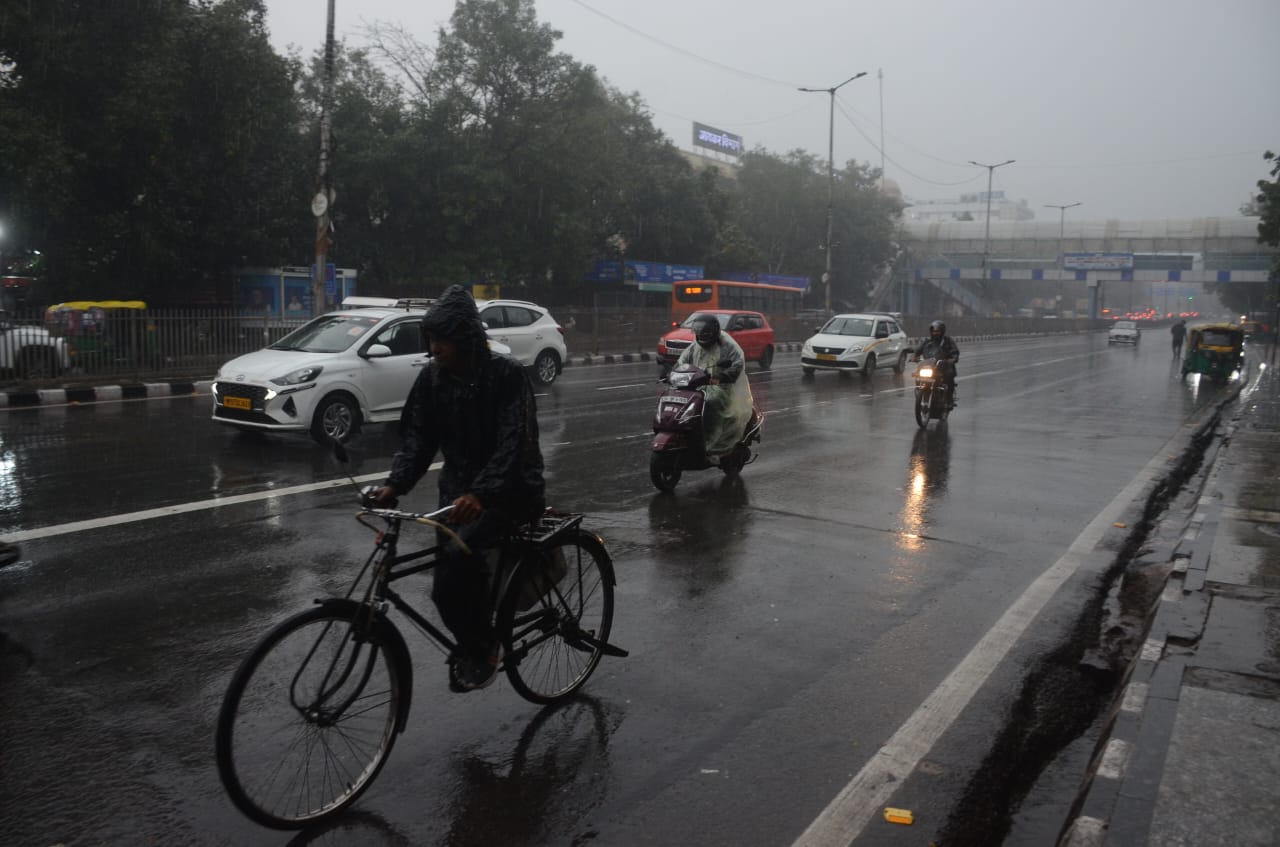 दिल्ली में बारिश ने दी गर्मी से थोड़ी राहत, अधिकतम तापमान 40 डिग्री के पार