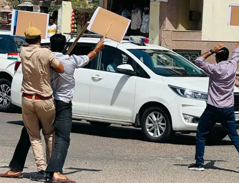 मुख्यमंत्री के काफिले में घुसे और तख्तियां दिखाकर भाजपा विधायक बालमुकुंदाचार्य पर तिरंगे के अपमान का आरोप