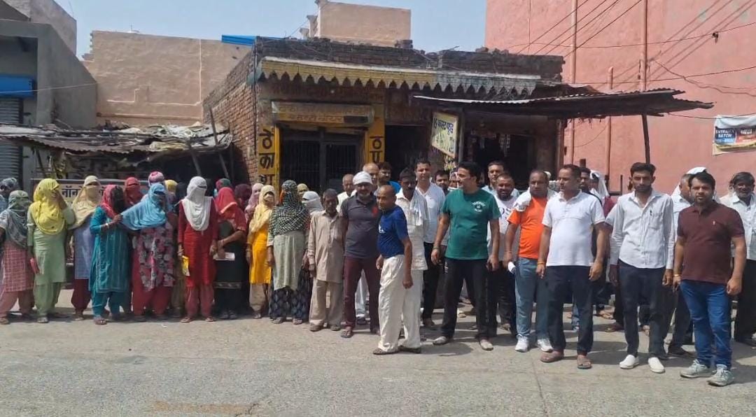 रोहतक : खरावड़ गांव में शराब ठेका हटवाने के लिए सडक़ों पर उतरे ग्रामीण, प्रशासन के खिलाफ जताया रोष