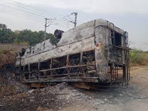 सतना में दुर्घटनाग्रस्त यात्री बस में लगाई आग, पुलिस जांच में जुटी, हादसे में घायल हुए थे 20 यात्री