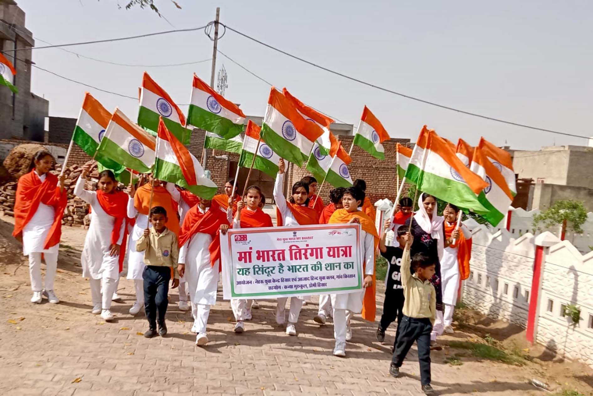 हिसार : सलेमगढ़ में निकाली तिरंगा यात्रा, देशभक्ति का संदेश दिया