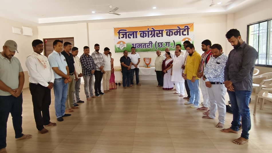 झीरम घाटी माओवादी हमले में जान गंवाने वाले नेताओं को कांग्रेसियों ने श्रद्धांजलि दी