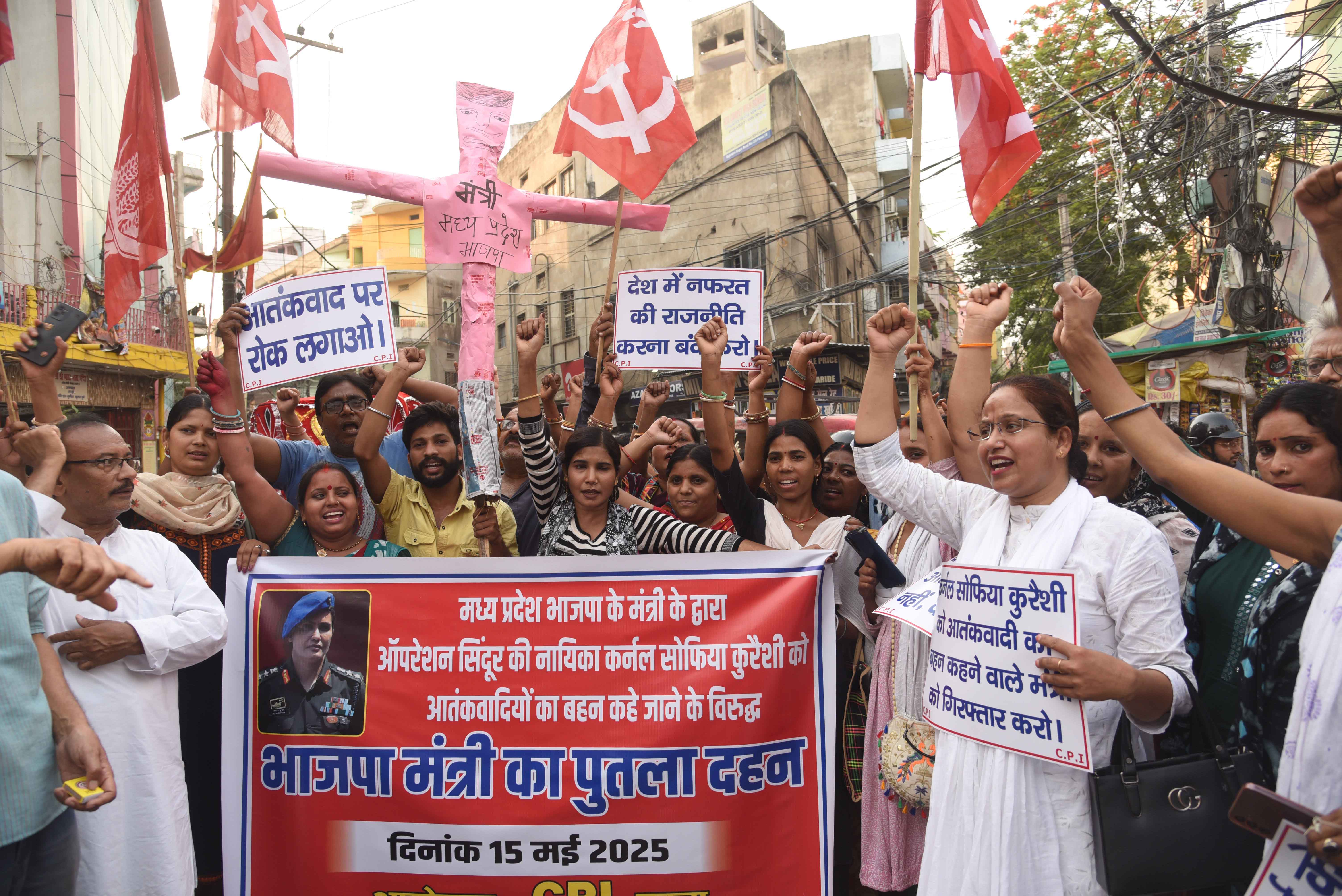 सीपीआई कार्यकर्ताओं ने सेना अधिकारी कर्नल सोफिया कुरैशी पर विवादास्पद टिप्पणी को लेकर मध्य प्रदेश के मंत्री और भाजपा नेता विजय शाह के खिलाफ विरोध प्रदर्शन एवं पुतला दहन करते
