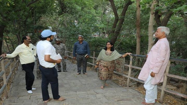 ग्वालियरः कलेक्टर ने गोपाचल पर्वत का किया अवलोकन, जन सहयोग से किए गए वृक्षारोपण की सराहना की