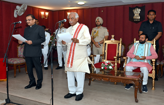 नवनियुक्त मुख्य सूचना आयुक्त व चार राज्य सूचना आयुक्तों को राज्यपाल ने दिलाई शपथ