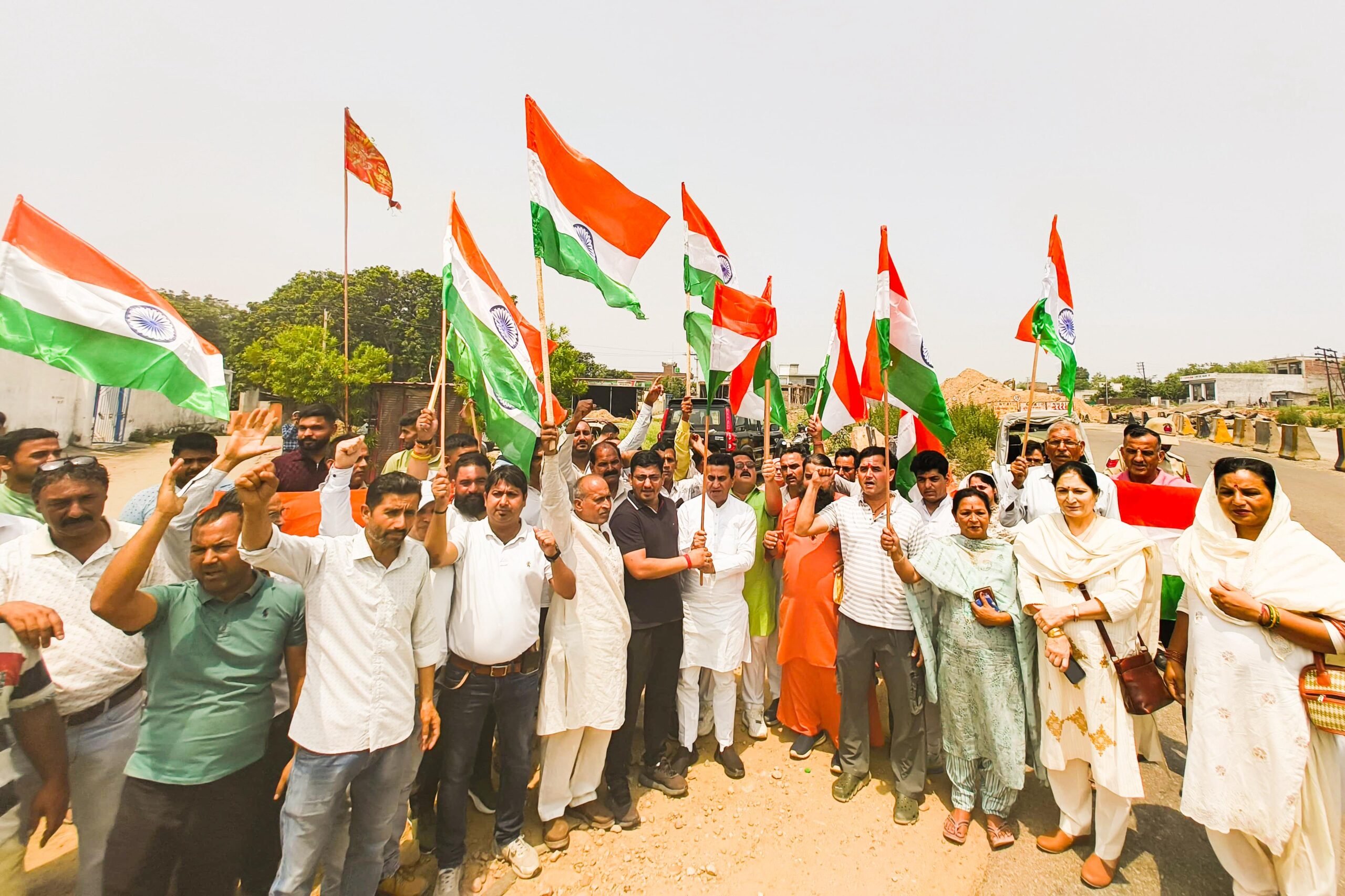 छन अरोरियान में निकाली गई जीवंत तिरंगा यात्रा
