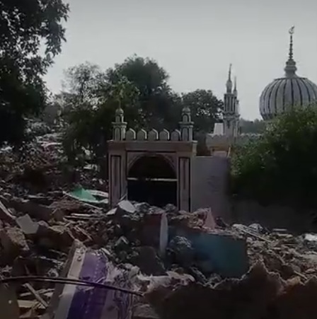 अहमदाबाद के चंडोला तालाब में 20 अवैध धार्मिक स्थलों पर चला बुलडोजर