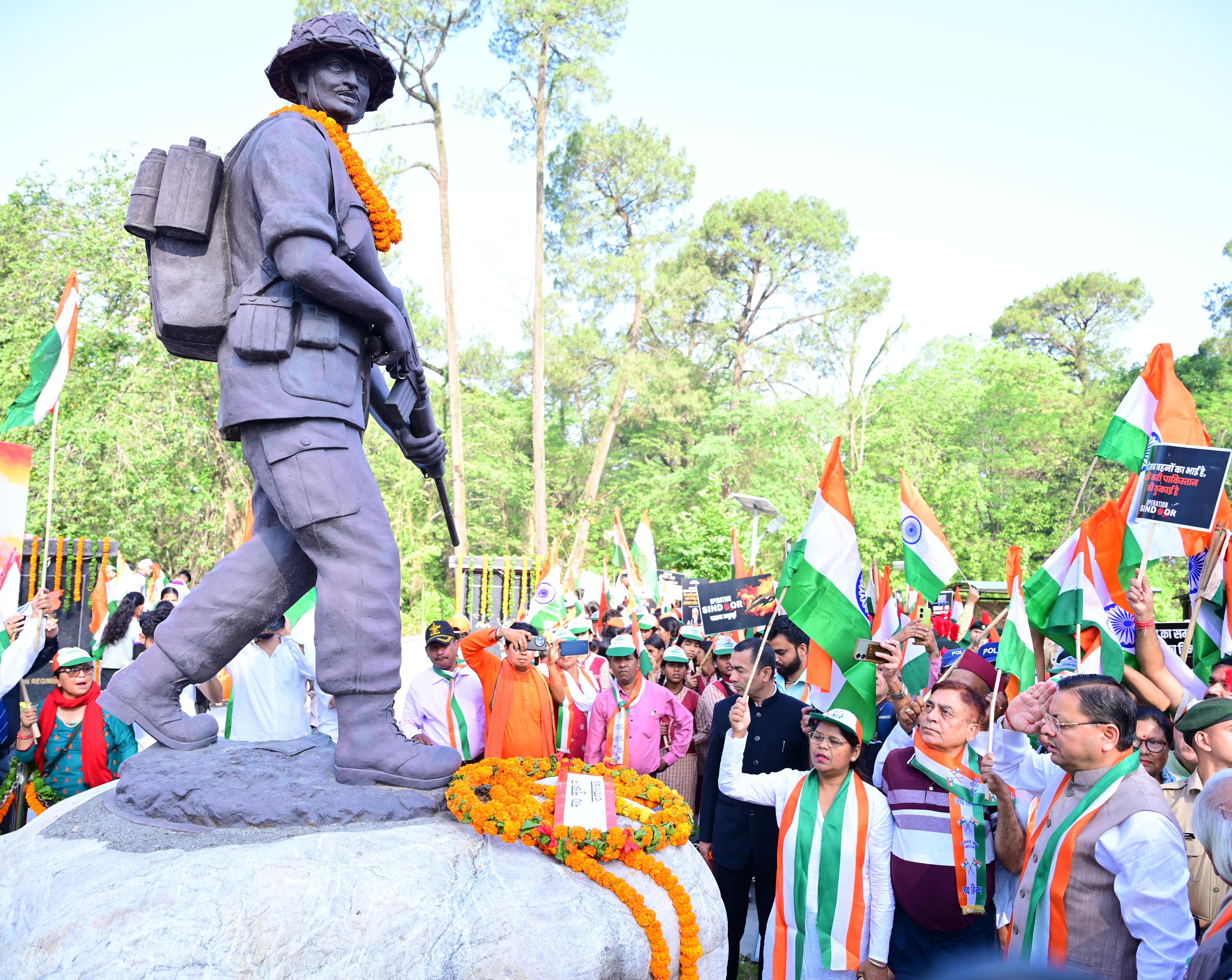 देहरादून में तिरंगा सम्मान यात्रा। देहरादून में तिरंगा सम्मान यात्रा।