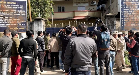 मणिपुर में विराेध के बीच हेलीकॉप्टर से राजभवन पहुंचे राज्यपाल