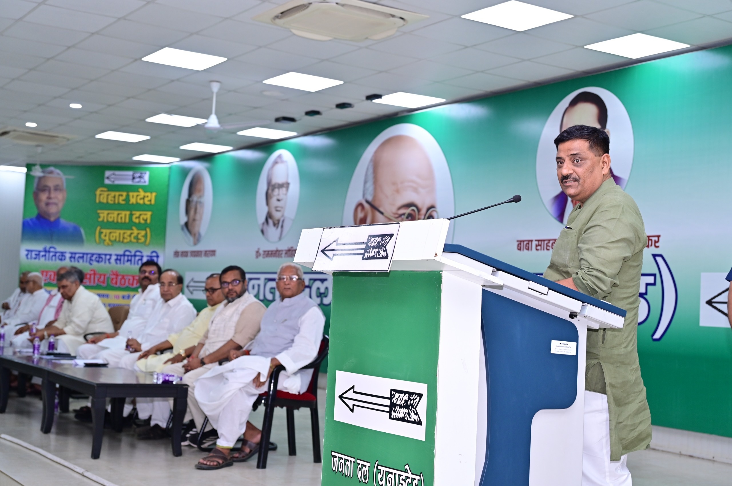 जदयू की नवगठित राजनैतिक सलाहकार समिति की पहली बैठक को सम्बोधित करते संजय झा और उमेश कुशवाहा जदयू की नवगठित राजनैतिक सलाहकार समिति की पहली बैठक को सम्बोधित करते संजय झा और उमेश कुशवाहा