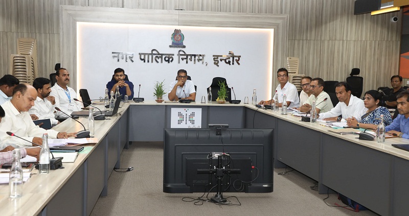 इंदौरः कलेक्टर ने की समग्र शिक्षा योजनाओं की गहन समीक्षा