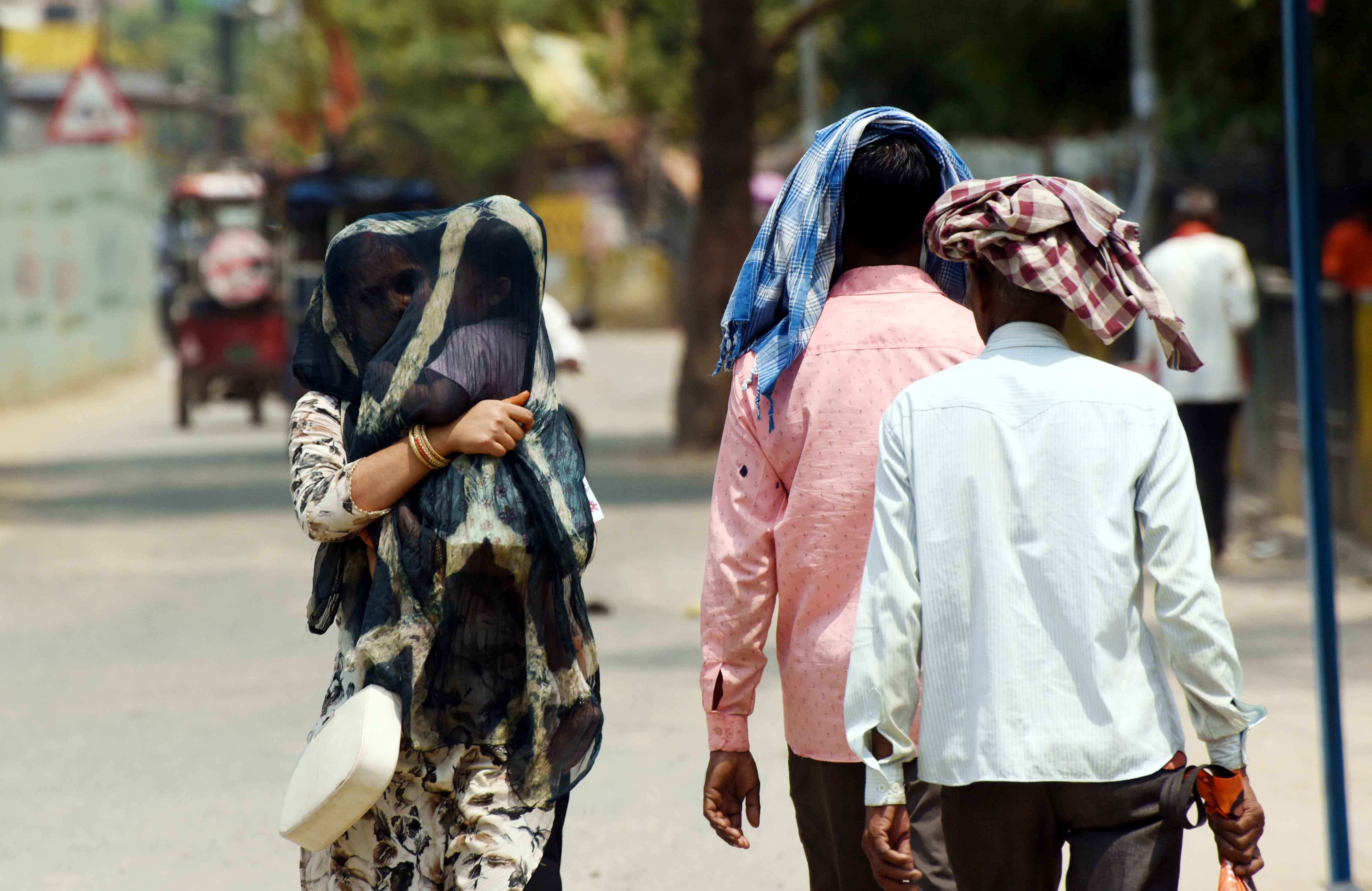 पटना में चिलचिलाती धूप से बचाव के लिए एक महिला और उसका बच्चा दुपट्टे से अपना चेहरा ढके हुए पटना में चिलचिलाती धूप से बचाव के लिए एक महिला और उसका बच्चा दुपट्टे से अपना चेहरा ढके हुए