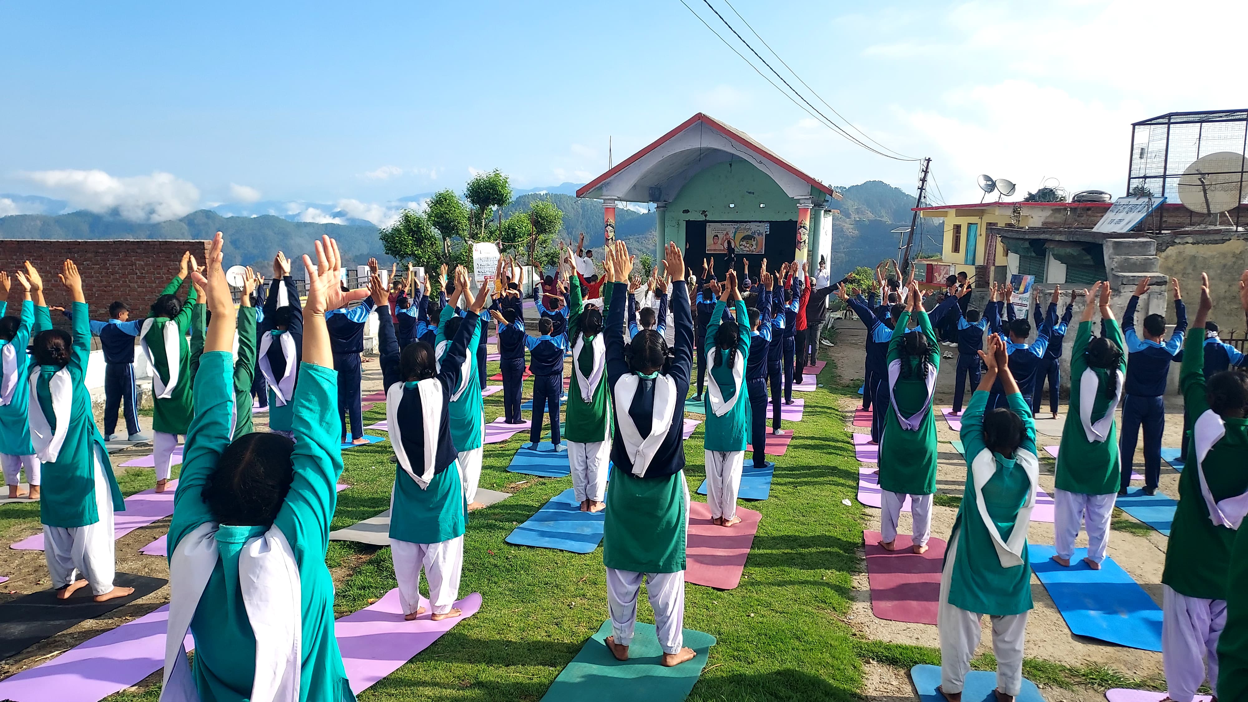 योग प्रोटोकॉल का अभ्यास करते लोग योग प्रोटोकॉल का अभ्यास करते लोग