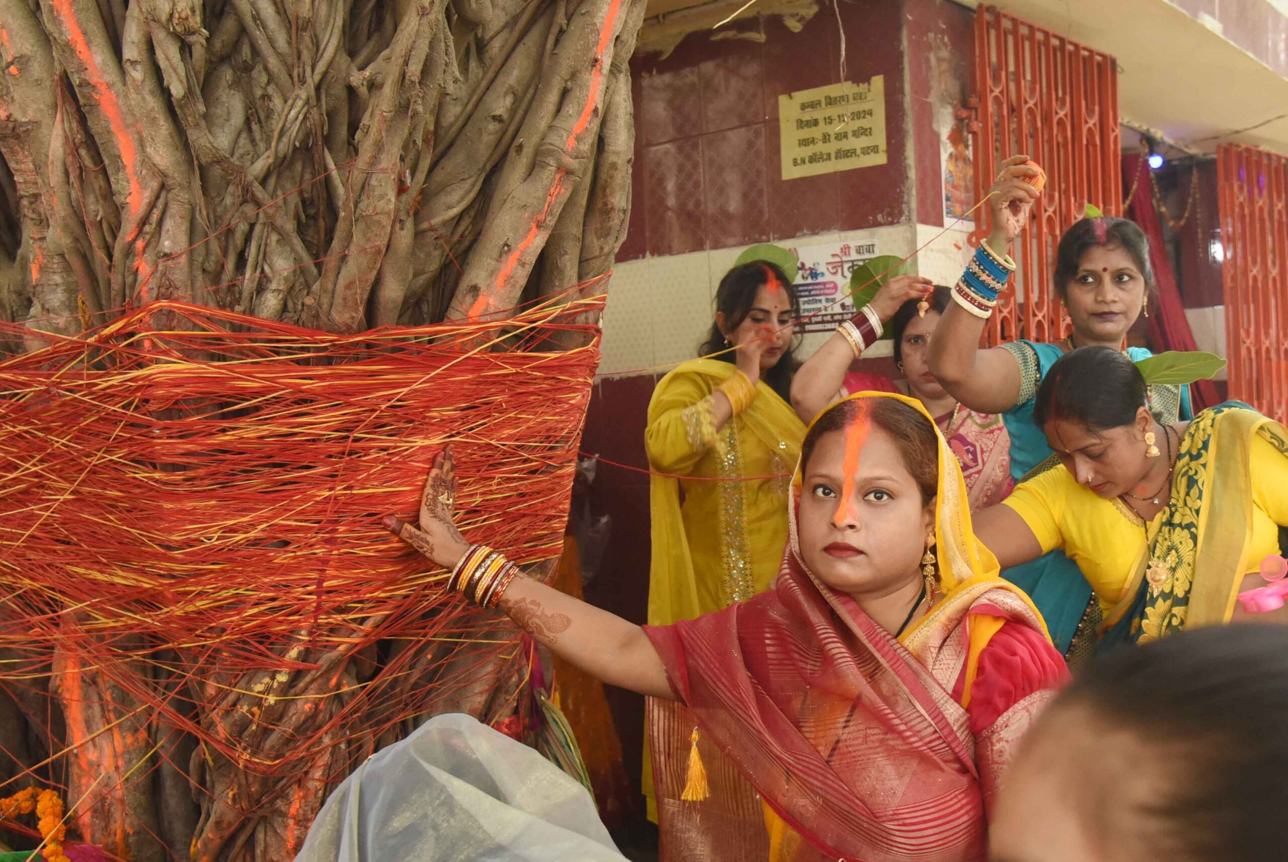 वट सावित्री पूजा पर महिलाएं वट वृक्ष की पूजा करते हुए