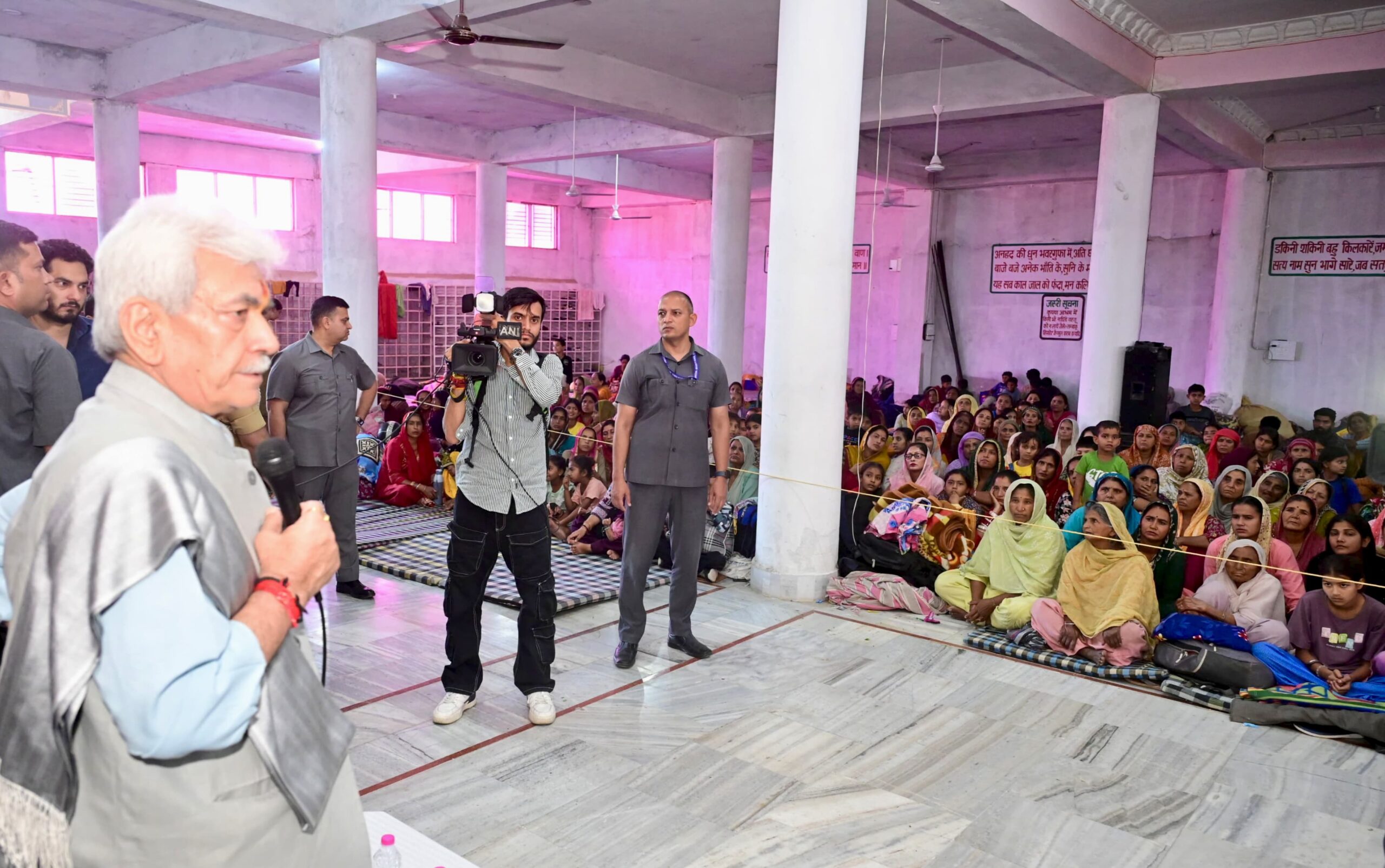 उपराज्यपाल ने मिश्रीवाला स्थित साहिब बंदगी आश्रम में बने आवास केंद्र का किया दौरा, पाकिस्तानी गोलाबारी से प्रभावित परिवारों से मिले