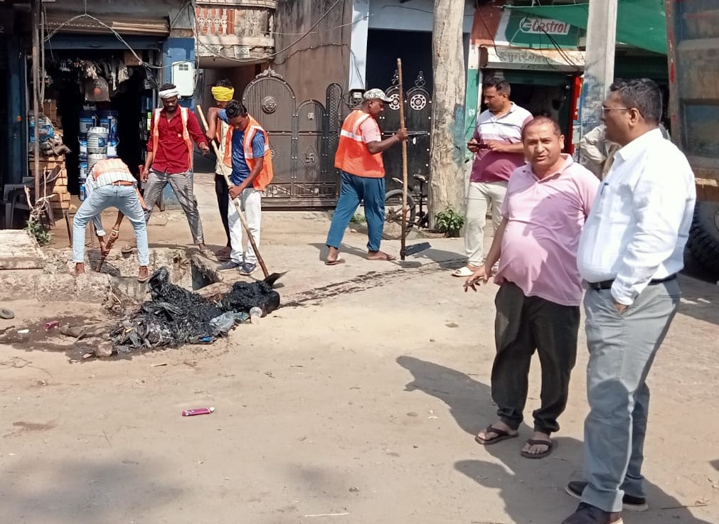 झज्जर के डीसी ने सुबह-सुबह फील्ड में उतर कर लिया शहर की सफाई व्यवस्था का जायजा