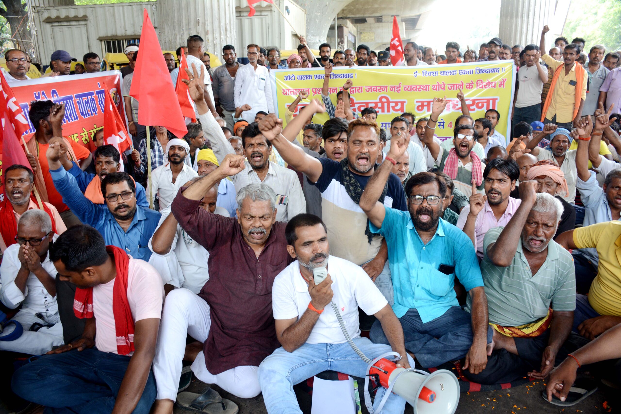 पटना ऑटो चालक एवं ई रिक्शा चालक धरना देते