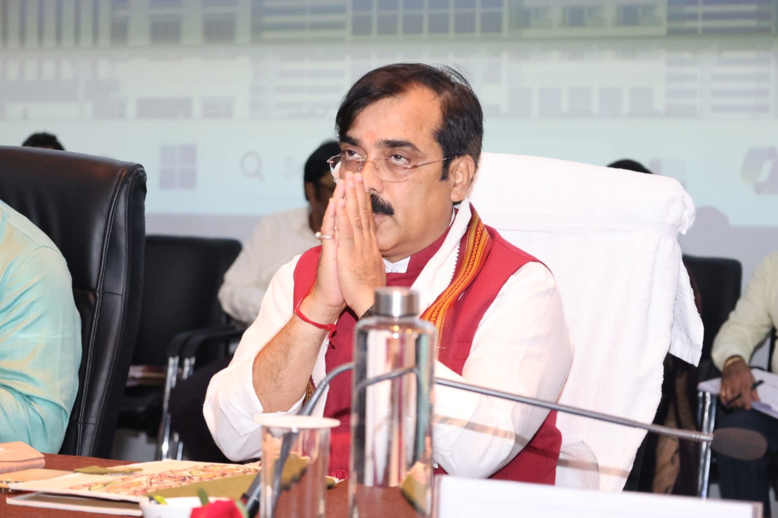 कार्यशाला व समीक्षा बैठक को संबोधित करते मुख्य सचिव और मंत्री जीवेश कुमार ठाकुर