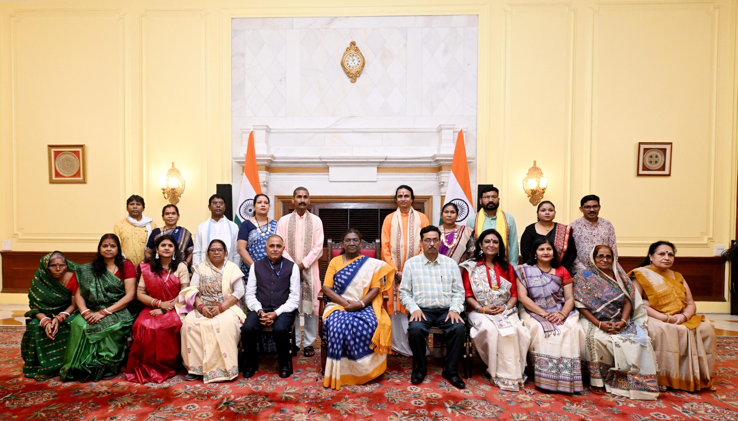 राष्ट्रपति भवन में 26 मई को कलाकारों के एक समूह ने राष्ट्रपति द्रोपदी मुर्मु से मुलाकात की।