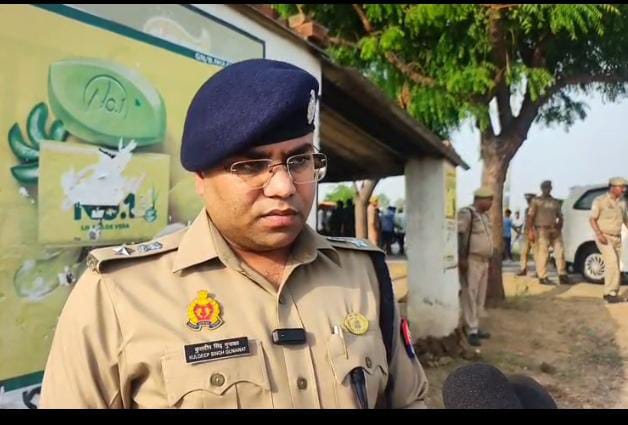 प्रयागराज: पैसे के लेनदेन में युवक की हत्या, घटनास्थल पर पहुंचे पुलिस अधिकारी