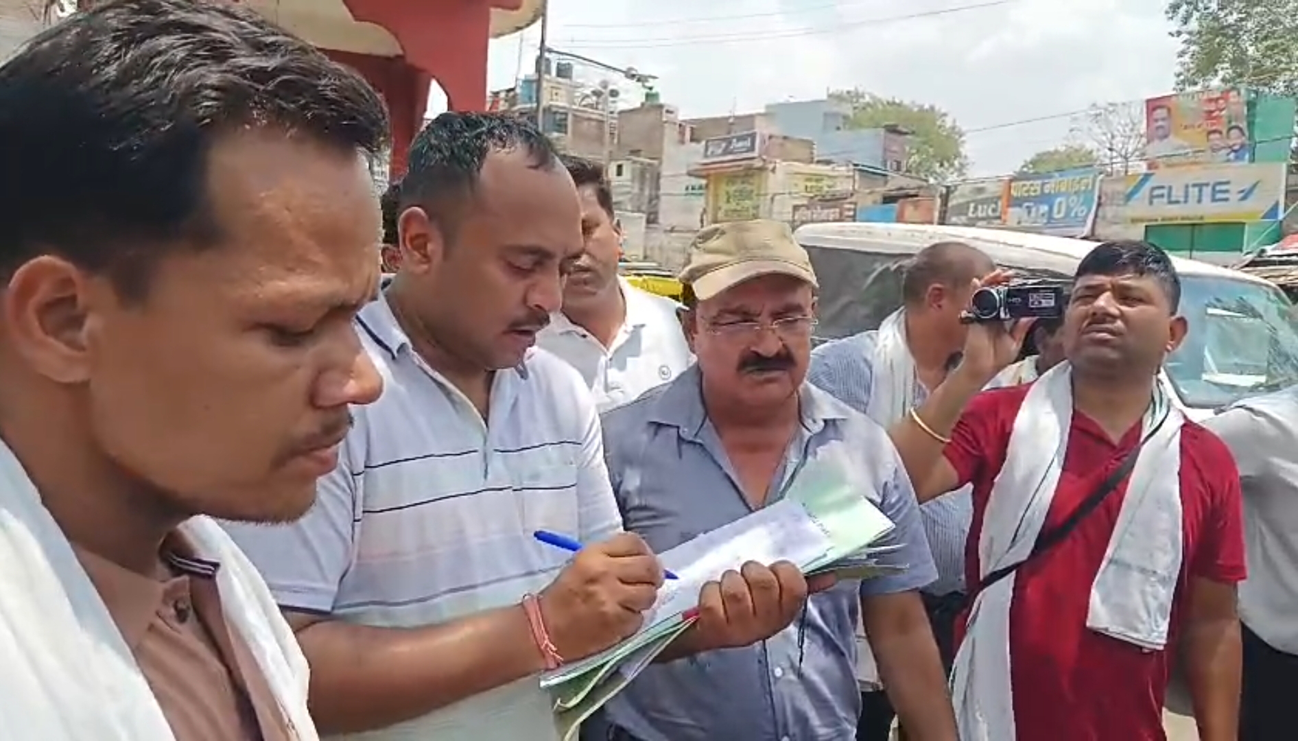 अशोकनगर: गांधी प्रतिमा के आगे चौराहे पर लोकायुक्त ने दस हजार रिश्वत लेते पकड़ा ऑपरेटर
