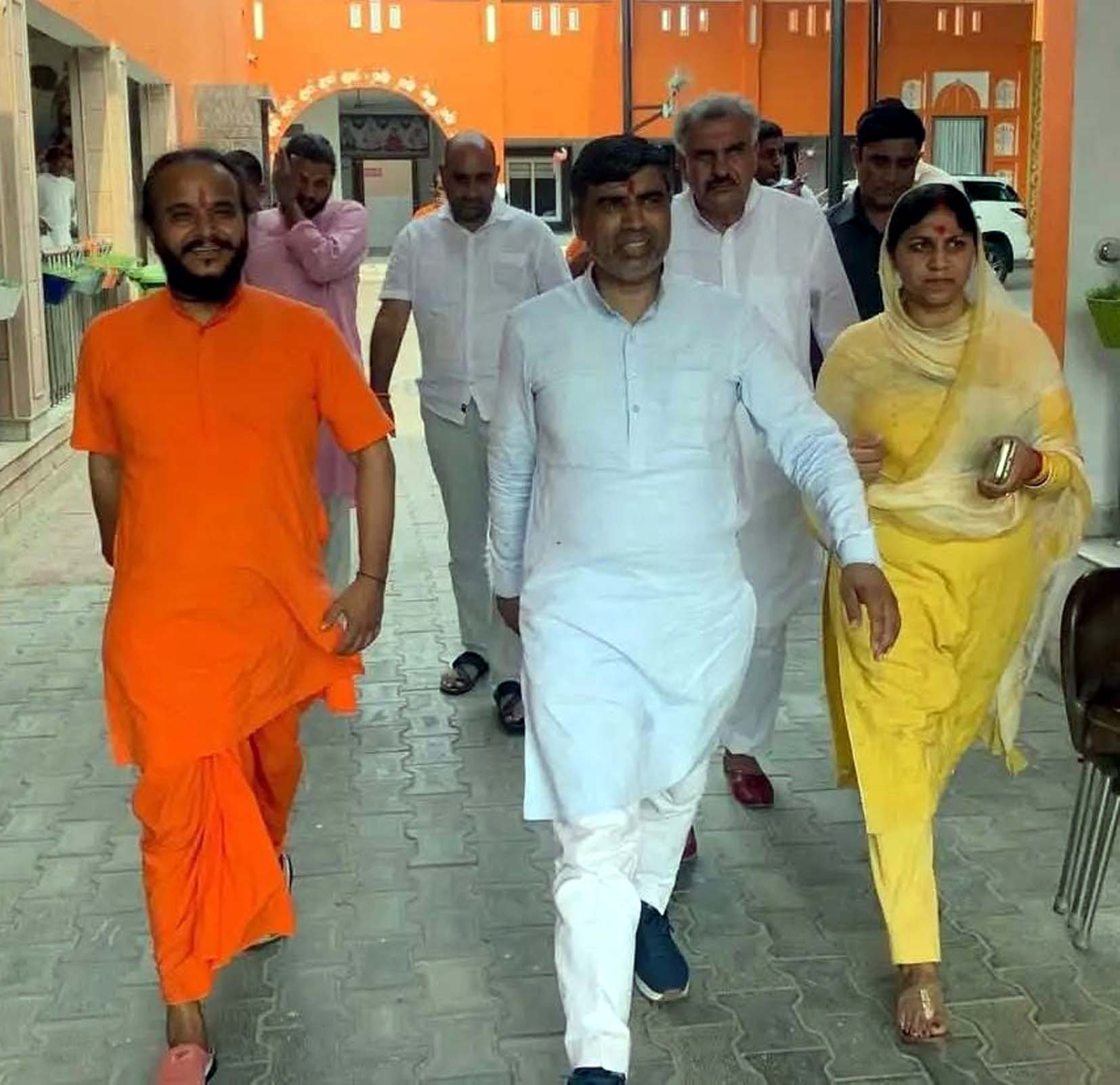 हिसार : शिक्षा मंत्री ने किया कैमरी आश्रम का दौरा, बच्चों काे दिया हर संभव सहयोग का आश्वासन