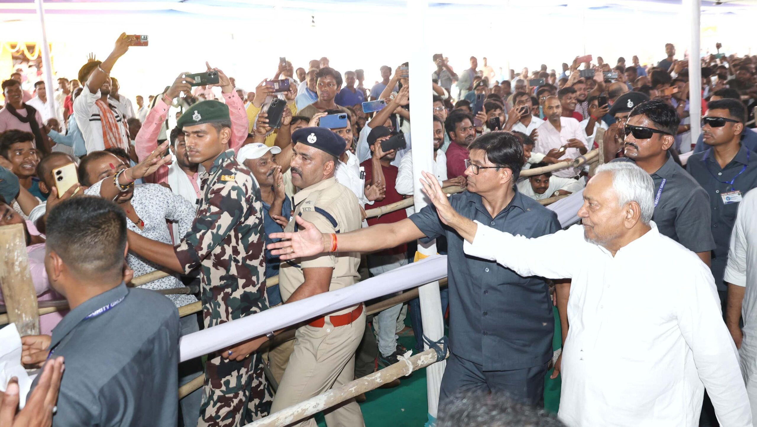 भागलपुर में मुख्यमंत्री नीतीश कुमार डॉ. अंबेडकर समग्र सेवा अभियान के दौरान