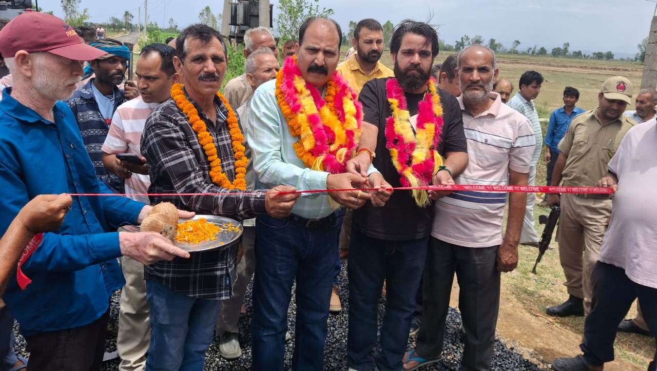 विधायक राजीव भगत ने बिश्नाह निर्वाचन क्षेत्र में महत्वपूर्ण सड़क परियोजना का निर्माण शुरू करवाया