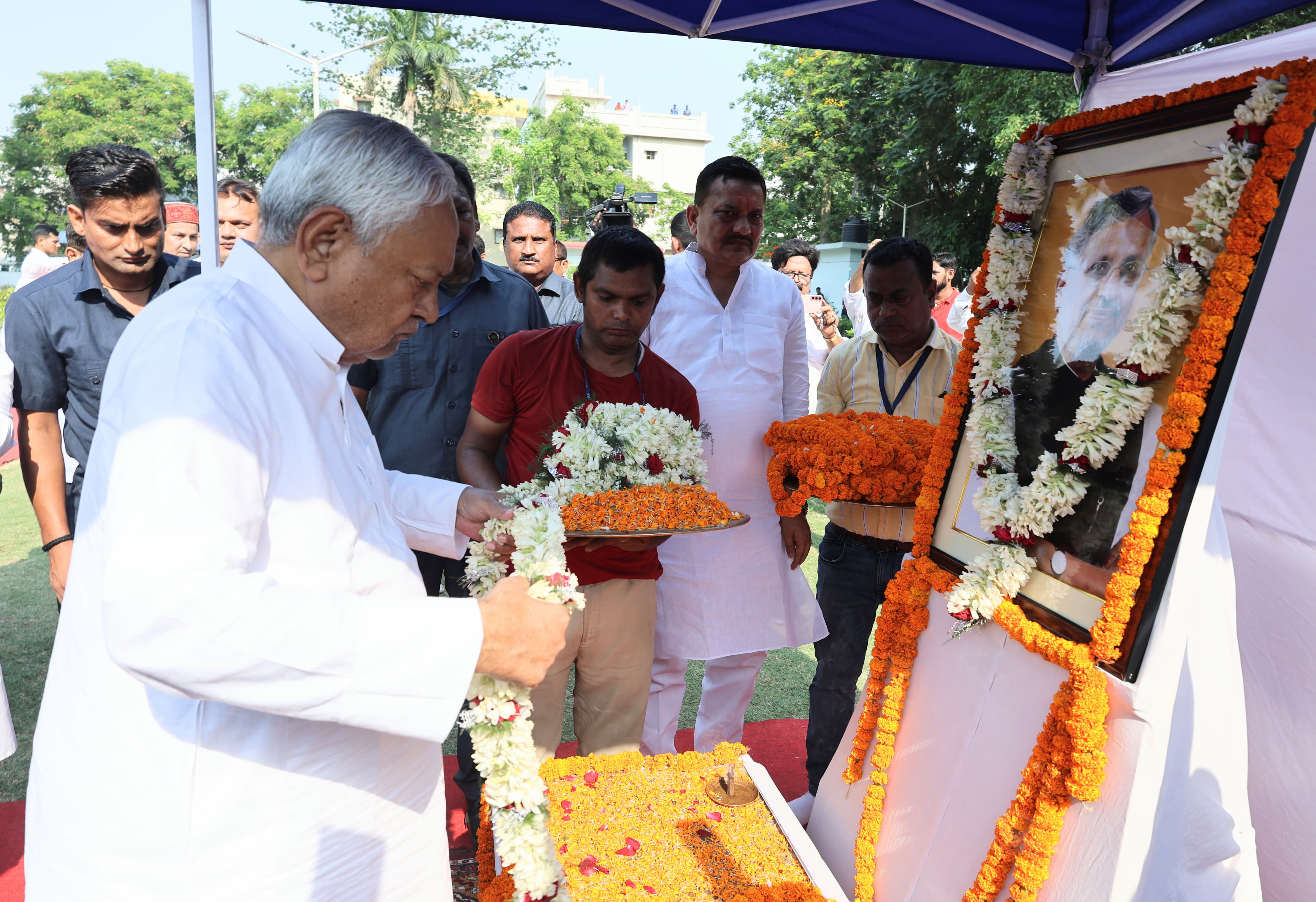 राजेंद्र नगर में मुख्यमंत्री नीतीश कुमार पूर्व उपमुख्यमंत्री स्वर्गीय सुशील कुमार मोदी की जयंती पर श्रद्धांजलि देते राजेंद्र नगर में मुख्यमंत्री नीतीश कुमार पूर्व उपमुख्यमंत्री स्वर्गीय सुशील कुमार मोदी की जयंती पर श्रद्धांजलि देते