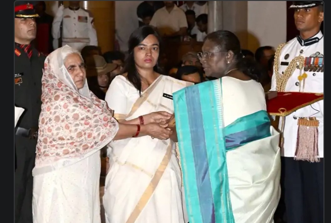 राष्ट्रपति द्रौपदी मुर्मू शहीद मेजर आशीष धौंचक की मां और पत्नी को शौर्य चक्र प्रदान करती हुई। राष्ट्रपति द्रौपदी मुर्मू शहीद मेजर आशीष धौंचक की मां और पत्नी को शौर्य चक्र प्रदान करती हुई।