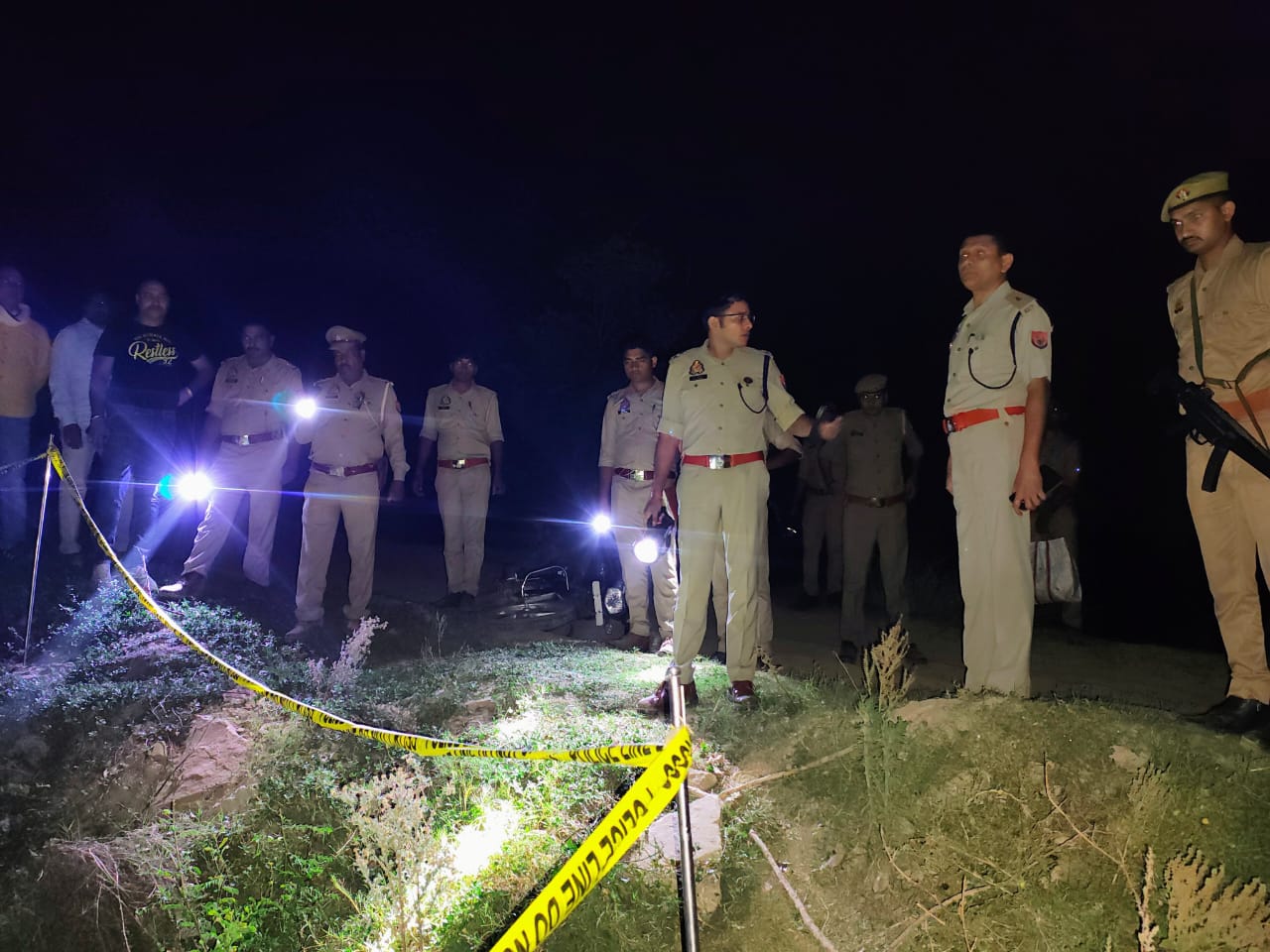 गोंडा में एक लाख का इनामी बदमाश पुलिस मुठभेड़ में ढेर, थाना प्रभारी के बुलेट प्रूफ जैकेट में लगी गोली